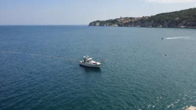 Illustration générée par intelligence artificielle : un bateau de pêche mouillé au large d'une côte rocheuse, cannes déployées. Elle montre une pêche en bateau, alors que l'article traite du montage de ligne pratiqué depuis le bord.